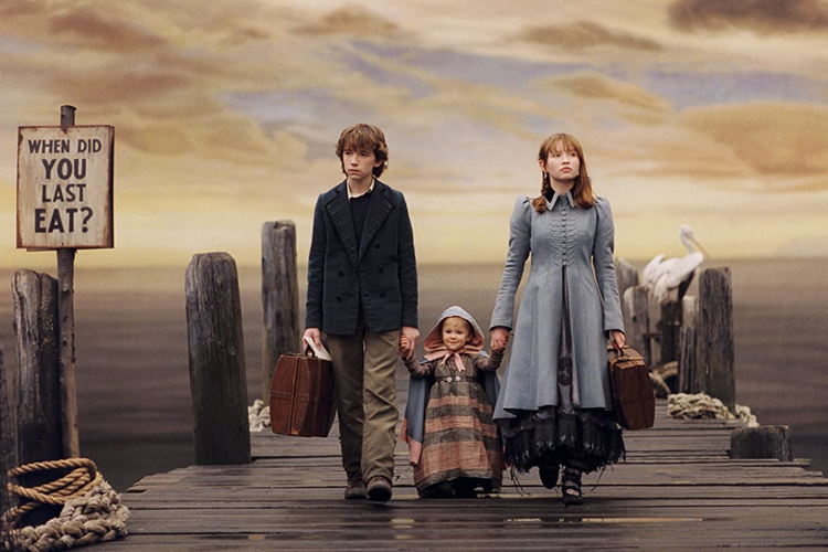 Liam Aiken, Emily Browning, Shelby Hoffman dan Kara Hoffman dalam film komedi fantasi Lemony Snickets A Series of Unfortunate Events (2004).