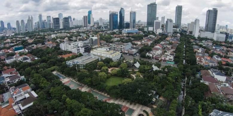 Taman Menteng, Jakarta Pusat, dilihat dari udara, Jumat (6/2/2015). Ruang terbuka hijau menjadi salah satu penyeimbang dan oasis di tengah belantara gedung kota.