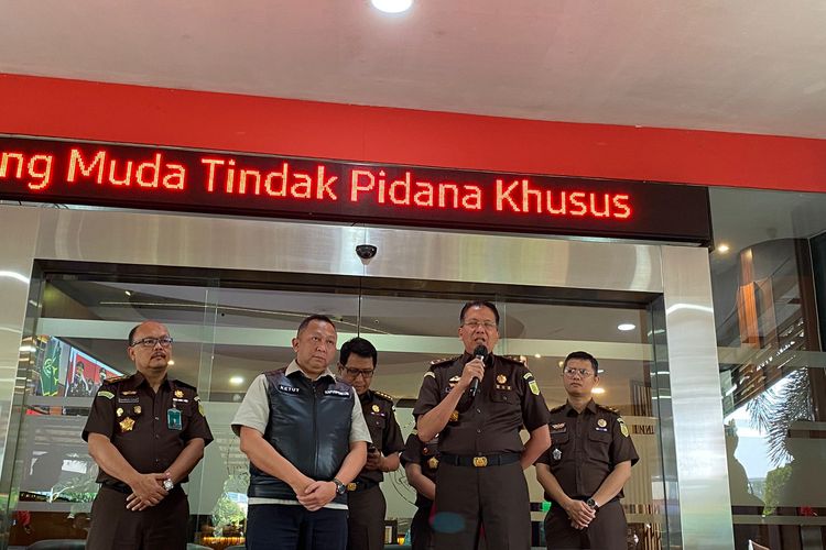 Direktur Penyidikan (Dirdik) pada Jaksa Agung Muda Bidang Tindak Pidana Khusus Kejagung, Kuntadi, memberikan keterangan pers di kantor Kejagung, Jakarta Selatan, Senin (3/7/2023). 
