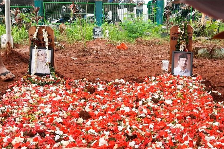 Vanessa Angel dan Bibi Andriansyah dimakamkan berdampingan di satu liang lahad di Taman Pemakaman Malaka, Ulujami, Jakarta Selatan, Jumat (5/11/2021)