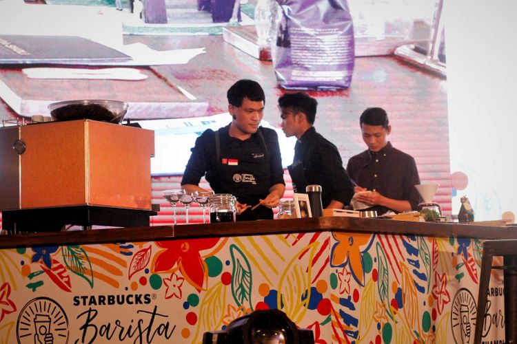 Fariz saat meracik kopi di Starbucks Barista Championship 2018