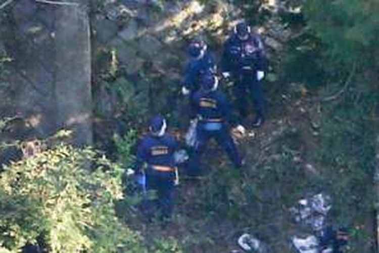 Polisi menemukan mayat yang terkubur di dekat sungai di perkampungan Chihayaakasaka pada pukul 14.15 waktu setempat.  