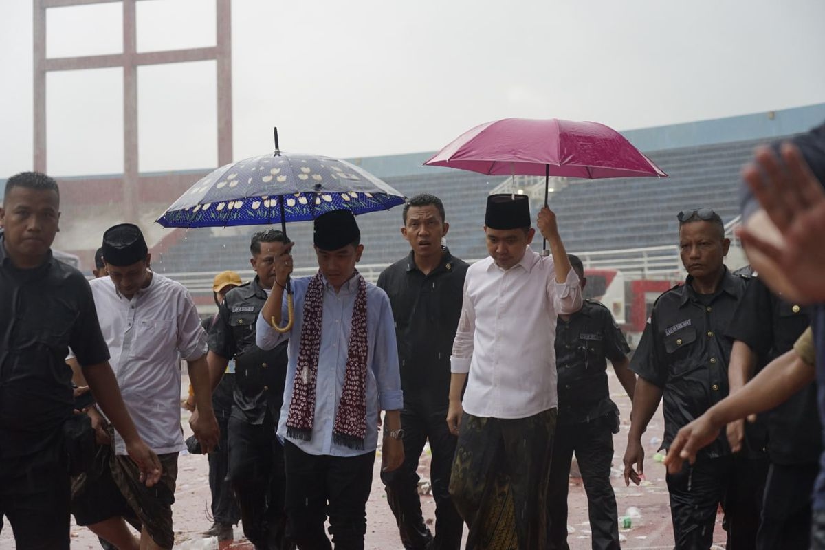 Gibran Rakabuming Raka saat berkunjung ke Kabupaten Jember dalam acara apel sholawat kebangsaan Rabu (10/1/2023). Dalam momen itu, Cawapres ini pun dikukuhkan jadi anggota kehormatan Laskar Sholawat.
