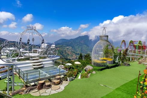 Batu Angkruk Dieng yang Instagramable Berlatar Indahnya Pemandangan Alam