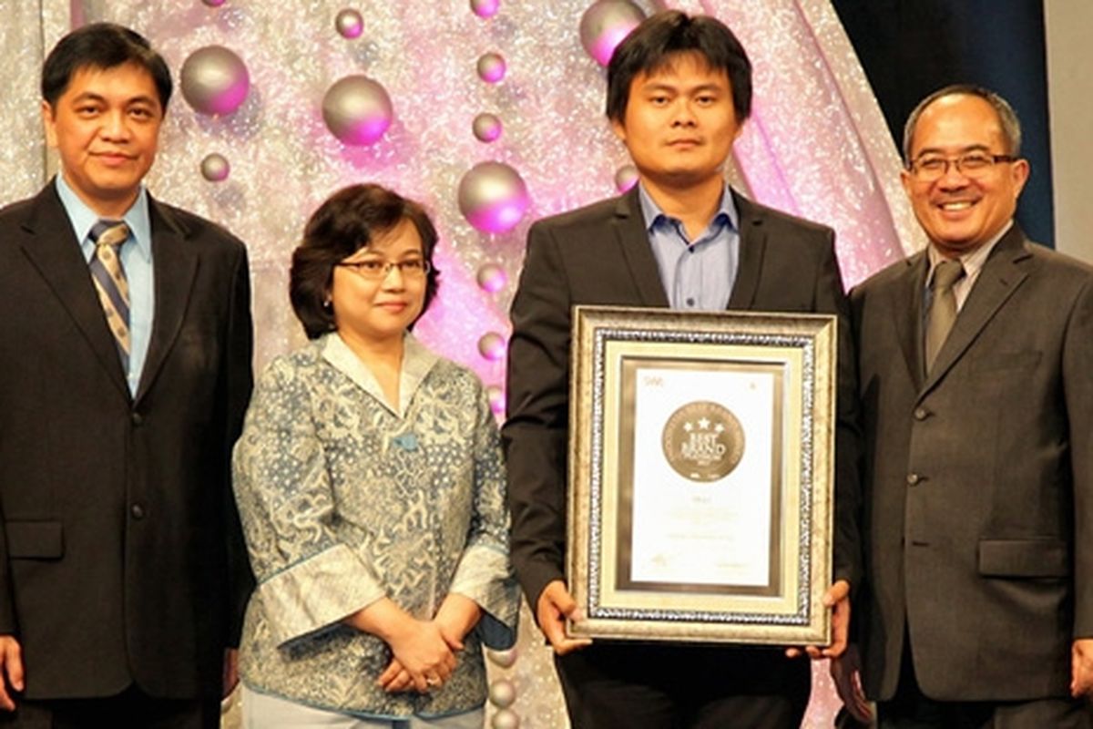 Indra Dwi Sunda (kedua dari kanan)  mewakili Yamaha menerima penghargaan IBBA