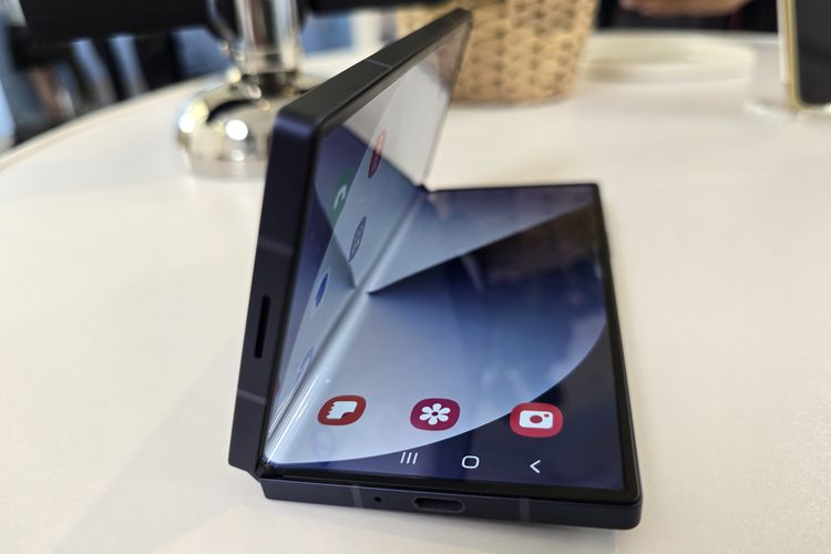 Dalam keadaan terlipat, dimensi Samsung Galaxy Z Fold 6 adalah 68.1 x 153.5 x 12.1mm. Sementara ketika dibentangkan, dimensinya menjadi 132.6 x 153.5 x 5.6mm. Ponsel ini memiliki berat 239 gram. 