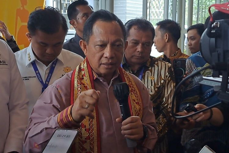 Menteri Dalam Negeri Tito Karnavian memberikan keterangan pers di ICE BSD, Tangerang, Kamis (20/7/2023).