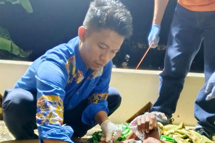 Korban pembacokan mengalami luka serius di bagian perut dan jari kiri, Kamis (24/7/2025)