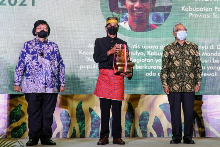 Pencinta Penyu asal Polewali Mandar Muhammad Yusri (tengah) bersama Menteri Lingkungan Hidup dan Kehutanan Siti Nurbaya Bakar (kiri) pada pemberian penghargaan Kalpataru tahun 2021, di Jakarta, Kamis (14/10). 