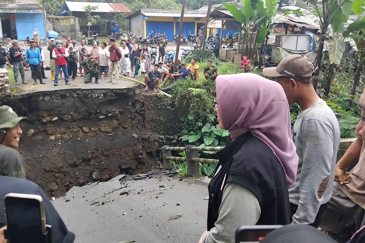 Bupati Lumajang Indah Amperawati saat meninjau Jembatan Kali Tutur yang putus, Sabtu (20/9/2025).