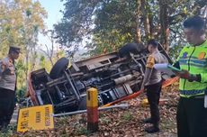 Minibus Bawa 16 Penumpang Terguling di Trenggalek, 2 Luka Berat