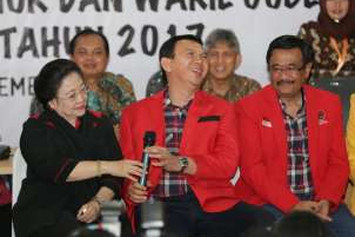 Basuki Tjahaja Purnama (Ahok) dan Djarot Saiful Hidayat ditemani Ketua Umum PDI-P Megawati Soekarnoputri saat mendaftar pasangan calon gubernur dan wakil gubernur di KPU DKI Jakarta, Rabu (21/9/2016).