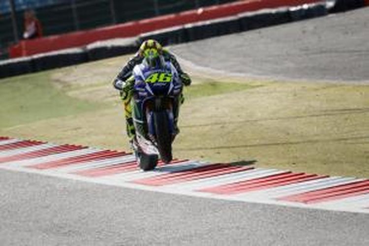 Pebalap Movistar Yamaha asal Italia, Valentino Rossi, memacu motornya pada sesi latihan bebas kedua GP Inggris di Sirkuit Silverstone, Jumat (28/8/2015).