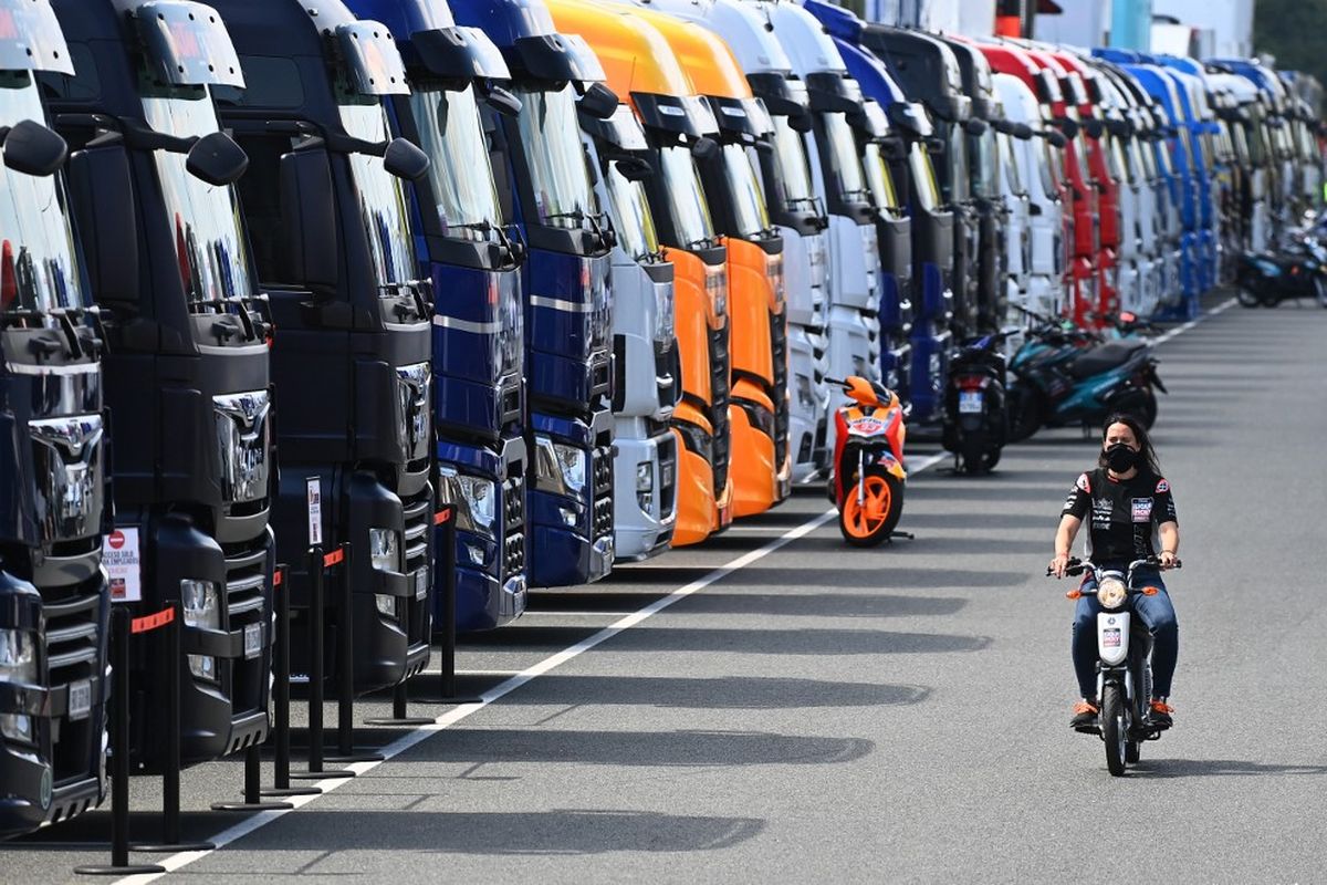 Situasi sirkuit saat balapan MotoGP di tengah pandemi. (Photo by JOE KLAMAR / AFP)