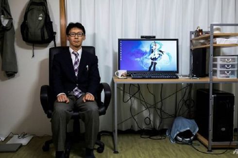 Pria asal Jepang Ini Putuskan Menikah dengan Hologram