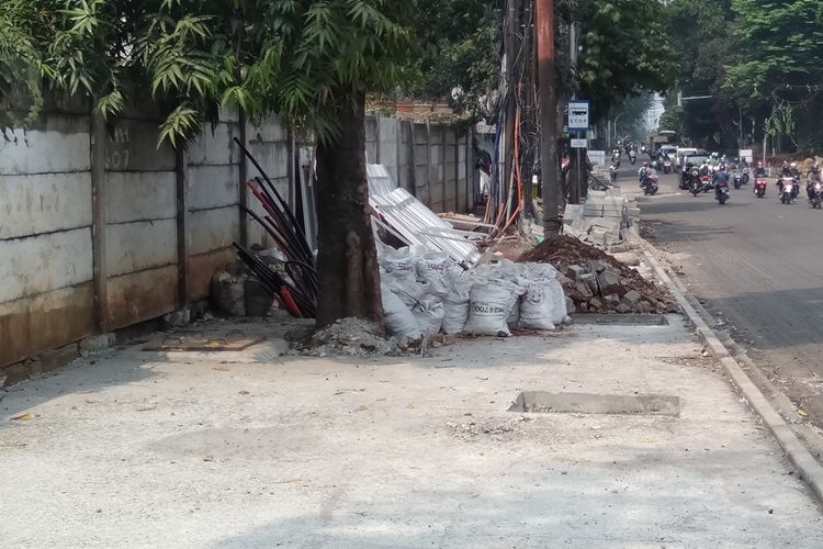 Pengerjaan trotoar di sepanjang jalan Kemang Raya, Mampang, Jakarta Selatan. Pelebaran trotoar ini sebagai upaya Pemprov DKI menjadikan Kemang sebagai kawasan ramah untuk para pejalan kaki. Proses pengerjaan masih berlangsung hingga Jumat (23/8/2019)
