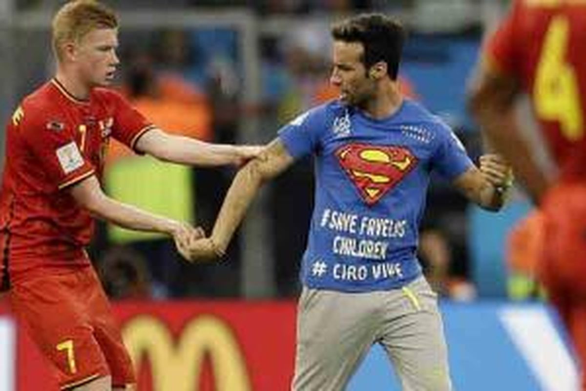 Mario 'Il Falco' Ferri (kanan) masuk ke lapangan saat laga Amerika Serikat vs Belgia di perdelapan final Piala Dunia 2014, Selasa (1/7/2014).