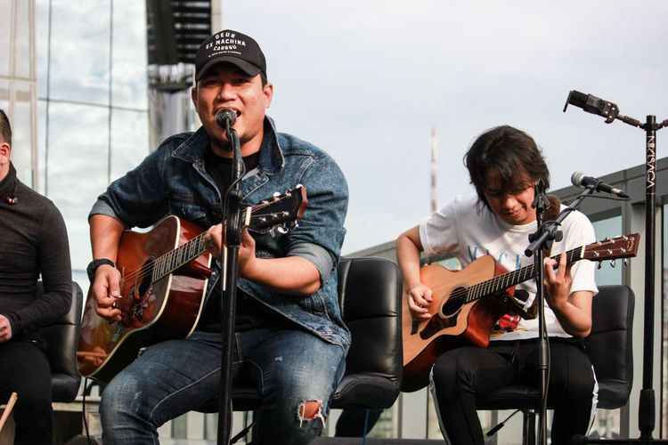 Band Armada tampil di acara Rooftop Gigs di Menara Kompas, Palmerah, Jakarta Pusat, Selasa (25/2/2020). Band Armada membawakan lagu Mau Di bawa Kemana.