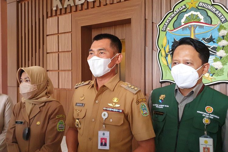 Bupati Gunungkidul Sunaryanta (tengah), Kepala Dinas Kesehatan Gunungkidul Dewi Irawaty (jilbab coklat, dan Kepala BBvet Wates Hendra Wibawa (Rompi Hijau) saat di Kantor Pemkab Gunungkidul Senin (31/1/2022)