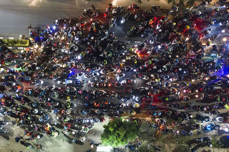 Thousands of motorcycles clogged the road, causing traffic congestion for five kilometers as they continue to force their way through the security checkpoint in Kedungwaringin, Bekasi Regency, West Java, on Tuesday, May 11.