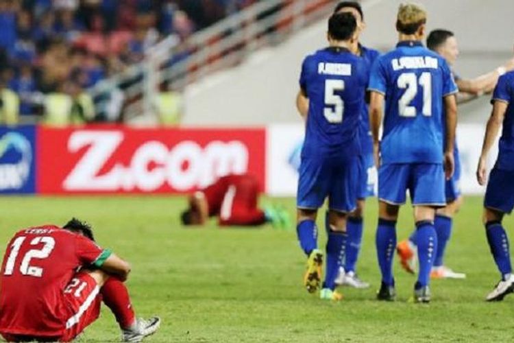 Striker timnas Indonesia, Lerby Eliandry, tertunduk saat wasit meniup peluit panjang pertanda akhir laga kedua final Piala AFF 2016 di Stadion Rajamangala, Bangkok, Thailand, Sabtu (17/2/2016) malam. 