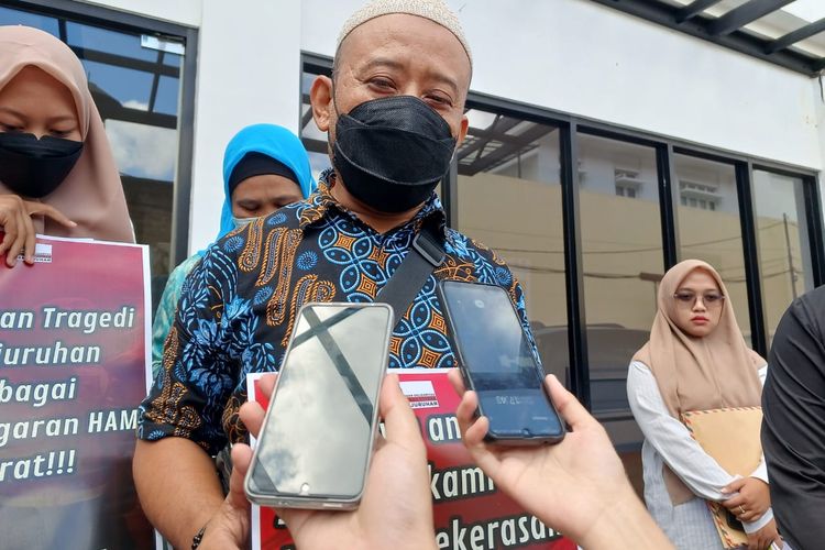  Keluarga korban tragedi Kanjuruhan, Hasan Muslim saat menyerahkan pengaduan di Kantor Komisi Nasional Hak Asasi Manusia, Selasa (11/4/2023).