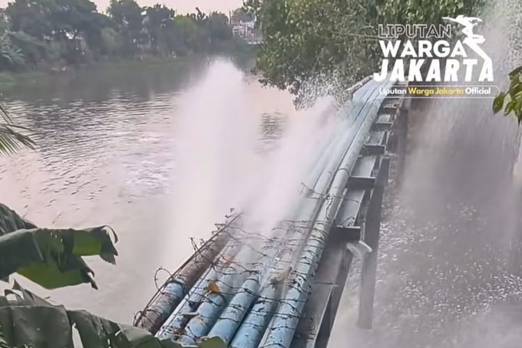 Air Menyembur karena Pipa Bocor di Kali Mookervart Jakbar, Bukan Milik PAM