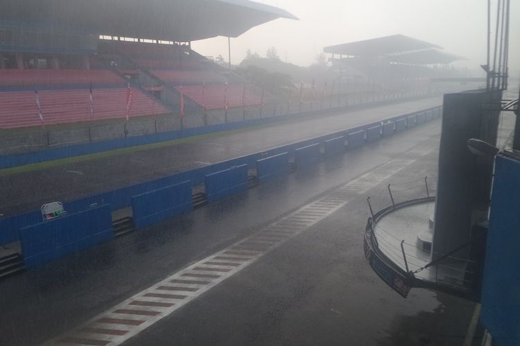 Balapan pertama kelas 250cc seri kedua Indospeed Race Series (IRS) 2017 terpaksa ditunda karena Sirkuit Sentul diguyur hujan deras yang disertai angin kencang pada Sabtu (20/5/2017) sore WIB.