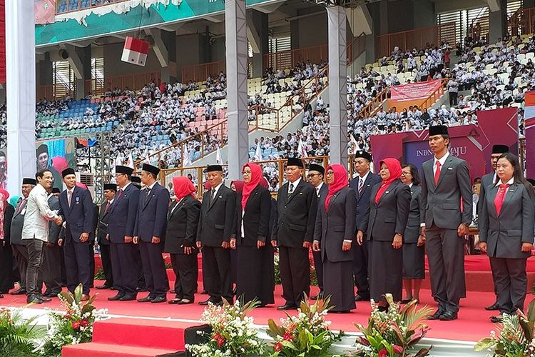 Mendikbud Nadiem Anwar Makarim menyematkan Satyalencana Pendidikan kepada guru dan tenaga kependidikan dari sejumlah daerah di Indonesia, Sabtu (30/11).