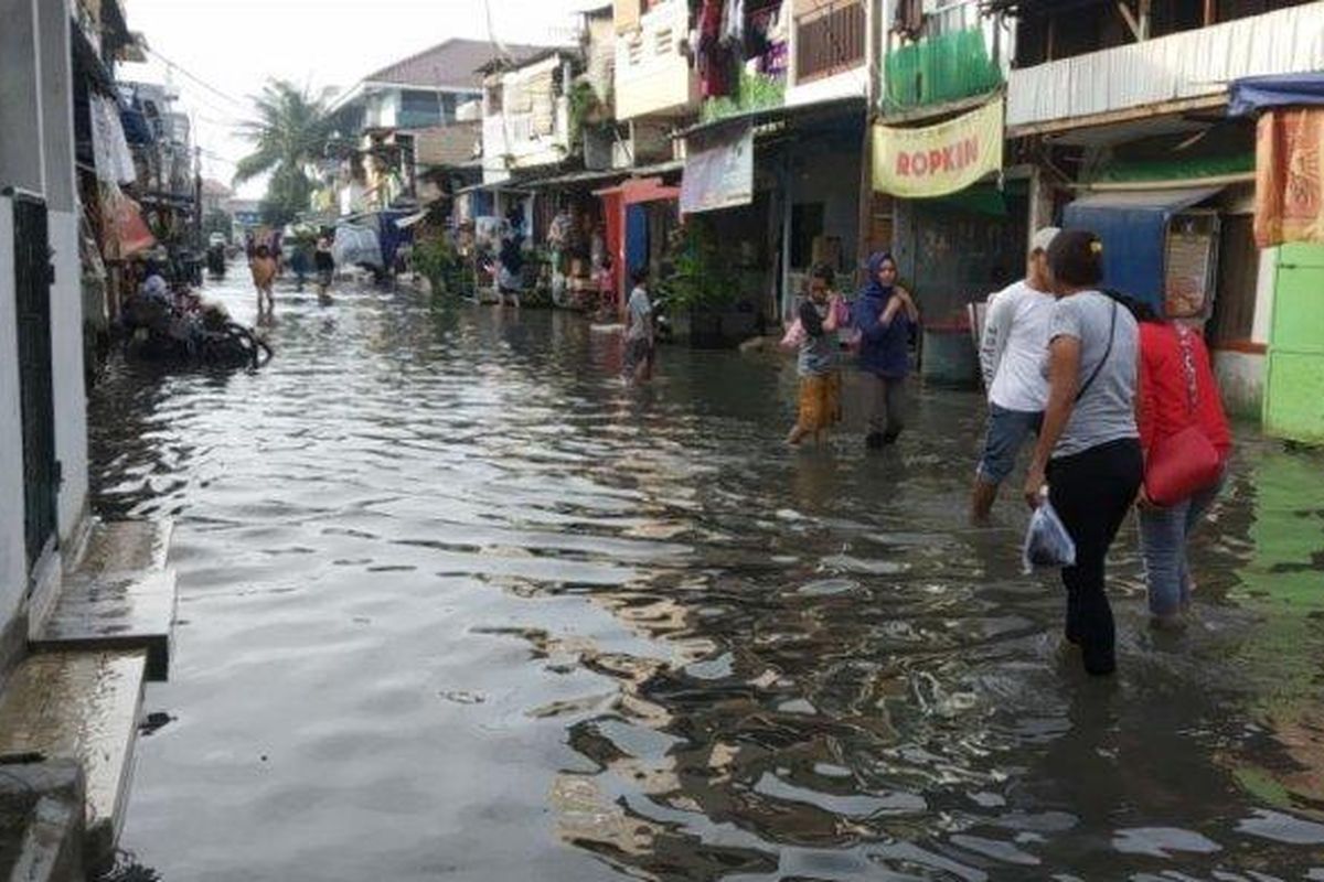 Banjir di permukiman Muara Angke, Jalan Krapu, Kelurahan Pluit, Penjaringan, Jakarta Utara, belum juga surut pada Selasa (4/2/2020).
