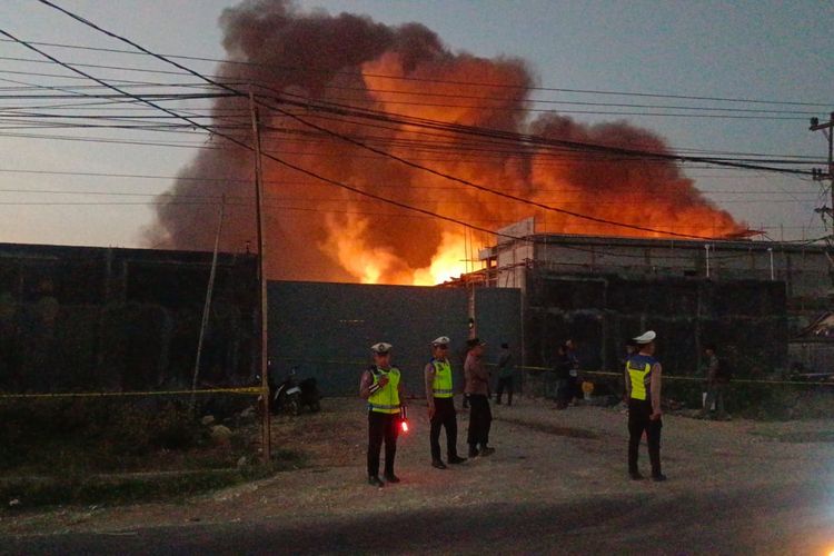 Kebakaran Hebat Landa Gudang Limbah di Brebes, Api Belum Padam hingga Malam