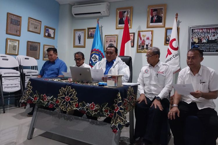 Presiden KSPSI Andi Gani Nena Wea memberikan keterangan pers terkait Perppu Cipta Kerja di Kantor DPP KSPSI, Jakarta, Selasa (3/1/2023).