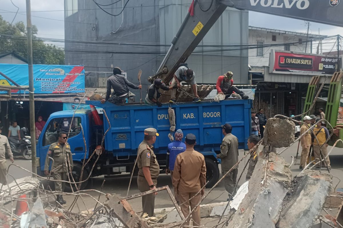 Satpol PP membongkar lapak pedagang di persimpangan Jalan Raya Babakan, Kecamatan Dramaga, Kabupaten Bogor, Senin (8/12/2025). Dok satpol pp
