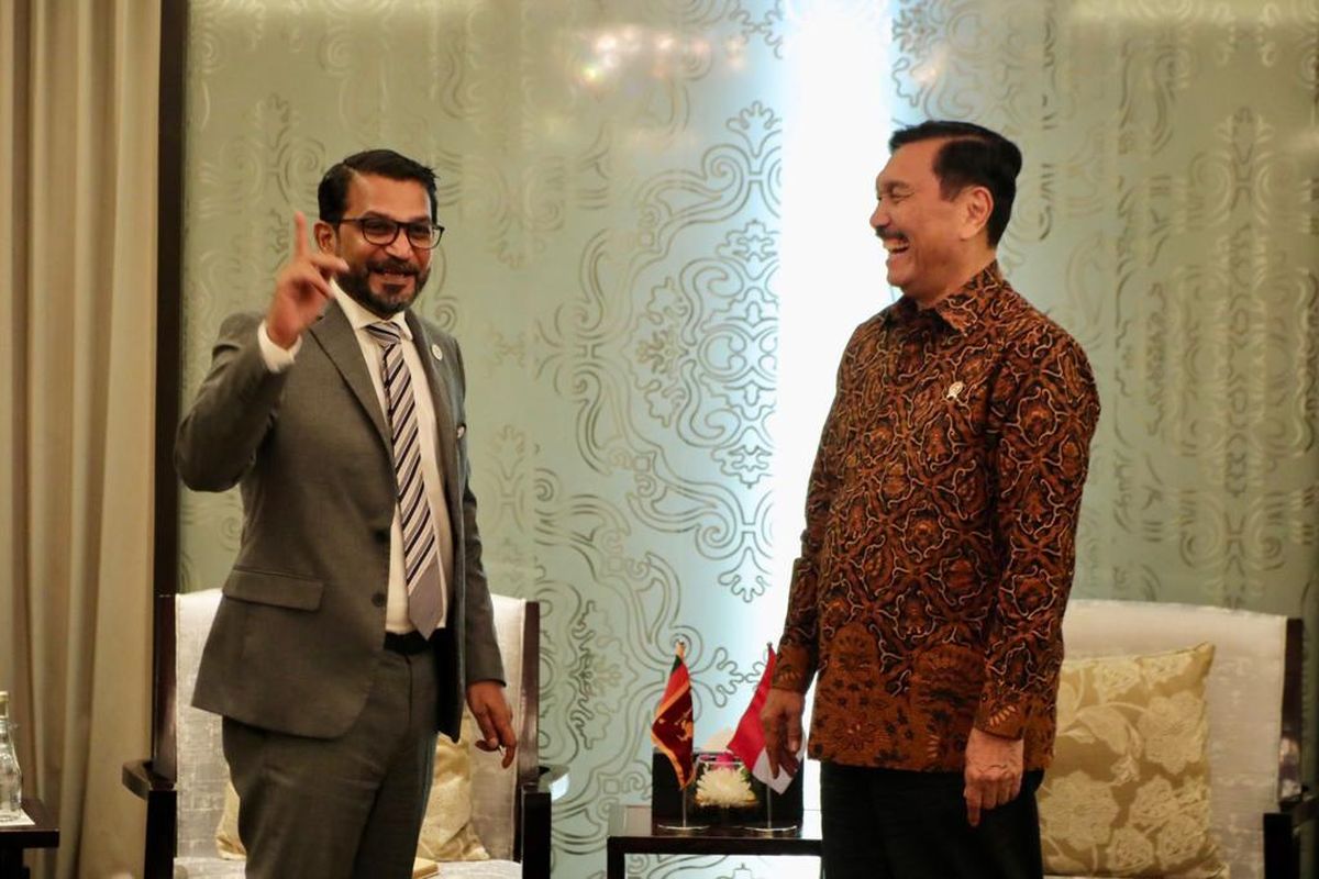 Menteri Koordinator Bidang Kemaritiman dan Investasi (Menko Marves), Luhut Binsar Pandjaitan melakukan pertemuan bilateral dengan Menteri Luar Negeri Sri Lanka, Hon Tharaka Balasuriya, di Bali, Senin (5/12/2022). 