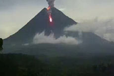Rabu Malam, Gunung Semeru Semburkan Guguran Lava Pijar Sejauh 2,5 Kilometer 