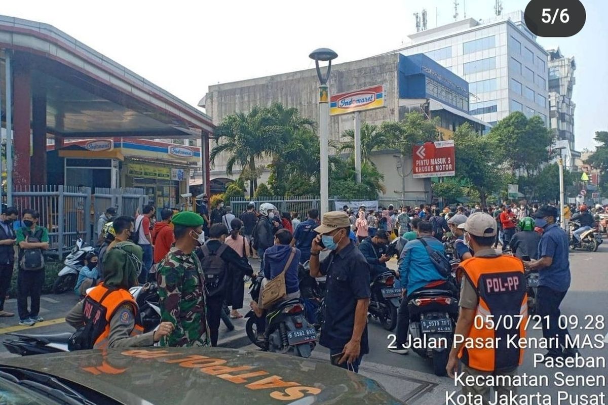 Pusat perbelanjaan Plaza Kenari Mas dinyatakan telah melanggar aturan terkait Pemberlakuan Pembatasan Kegiatan Masyarakat (PPKM) Darurat.  Pusat perbelanjaan di Senen, Jakarta Pusat itu tetap buka di masa PPKM, Senin (5/7/2021) sehingga memicu kerumunan warga.  Petugas pun menjatuhkan sanksi penyegelan. 