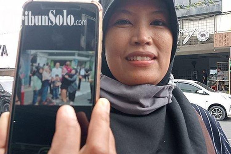 Ibu-ibu asal Mojosongo berhasil foto bersama Presiden Jokowi di Jalan Gatot Subroto, Solo, Jawa Tengah, Senin (23/1/2023)