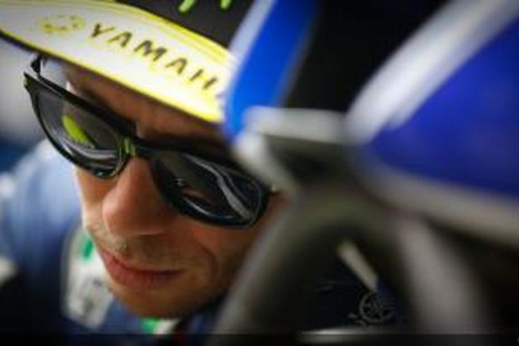 Pebalap Movistar Yamaha, Valentino Rossi, bereaksi pada balapan GP Aragon, Minggu (28/9/2014).