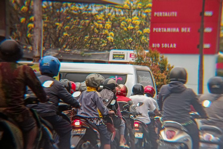 Warga antre BBM di SPBU Lumajang