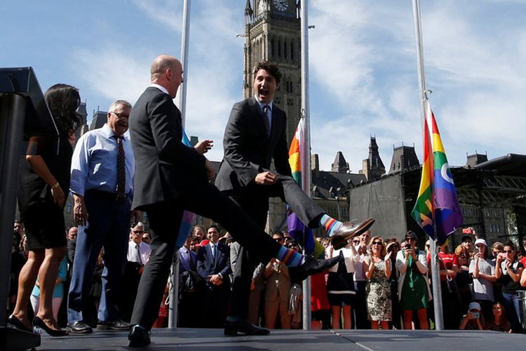 Perdana Menteri Kanada Justin Trudeau menunjukkan kaos kaki pelanginya saat acara pengibaran bendera Gay Pride di Ottawa, Kanada