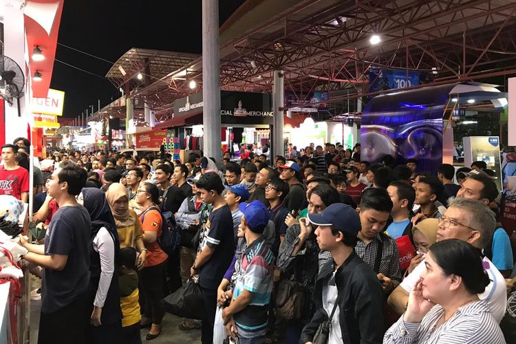 Suasana lelang helm NHK di Jakarta Fair 2019