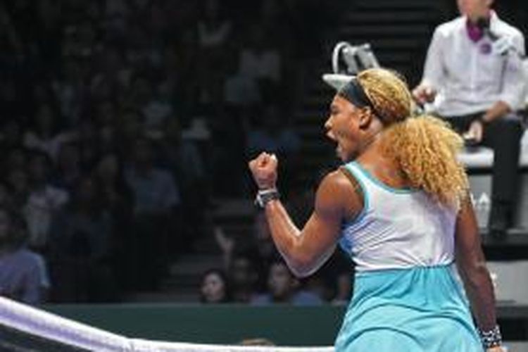 Petenis Amerika Serikat, Serena Williams, bereaksi setelah meraih poin saat bertemu petenis Rumania, Simona Halep, pada laga final WTA Final di Singapore Indoor Stadium, Singapura, Minggu (26/10/2014).