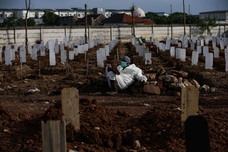 Suasana pemakaman jenazah Covid-19 di TPU Rorotan, Jakarta Utara, Kamis (24/6/2021). Dari tiga hektar lahan tempat pemakaman Covid-19, sudah terisi hingga 900 petak. Hingga siang petugas TPU Rorotan memakamkan tak kurang dari 50 jenazah Covid-19.