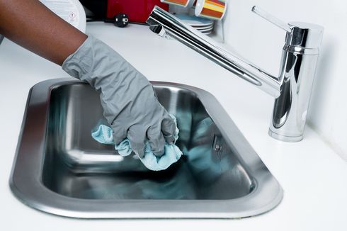 3 Tips Membersihkan Wastafel Dapur Tetap Bersih dan Berkilau