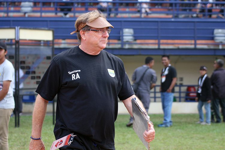 Pelatih Persib Bandung, Robert Rene Alberts. 
