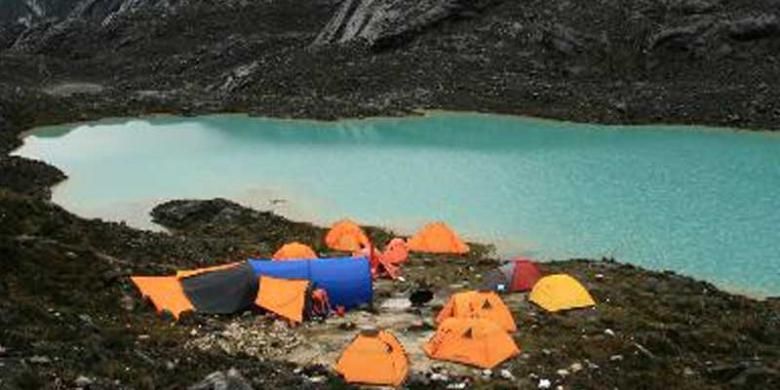 Kamp terakhir tim Ekspedisi Tujuh Puncak Dunia di Lembah Danau-Danau Pegunungan Jayawijaya, Papua, Rabu (21/4/2010). Kawasan di ketinggian 4.250 meter di atas permukaan laut (mdpl) ini merupakan tempat menginap terakhir sebelum puncak Carstensz Pyramid atau Ndugu-Ndugu (4.884 mdpl). Tim inti ekspedisi Tujuh Puncak Dunia berhasil mencapai puncak Ndugu-Ndugu pada Minggu (18/4/2010).