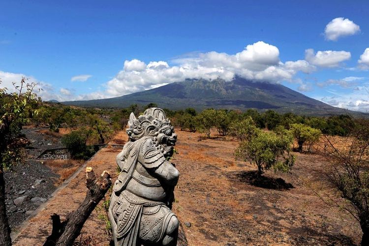 Kawasan ini dulunya merupakan jalur aliran lahar dari Gunung Agung, di Kecamatan Kubu, Kabupaten Karangasem, Bali, Senin (25/9/2017). Berdasarkan peta dari Pusat Vulkanologi dan Mitigasi Bencana Geologi (PVMBG) kawasan tersebut merupakan salah satu zona berbahaya ketika erupsi Gunung Agung terjadi.