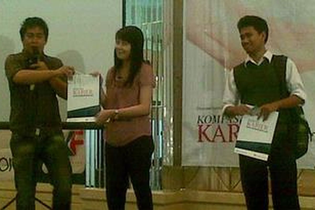 Pengunjung KKF Surabaya 2012 menerima secara simbolis sebuah handphone BlackBerry hasil undian.