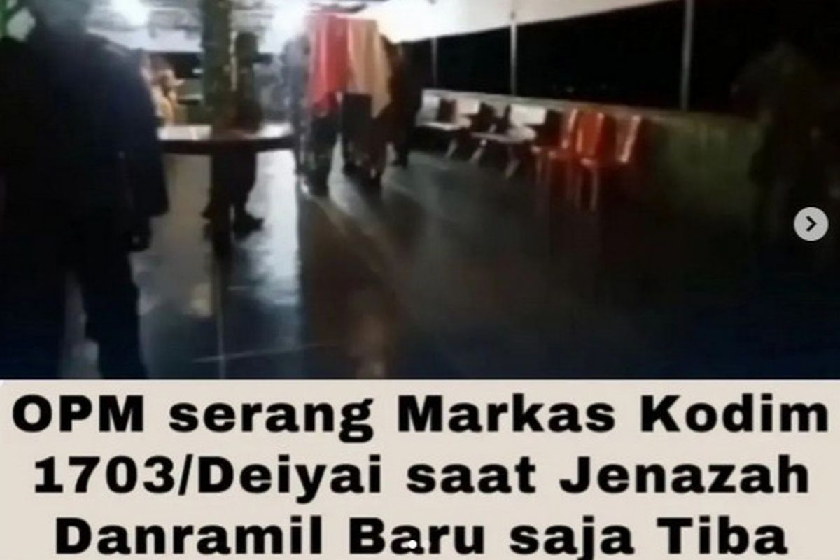 Tangkapan layar unggahan video menunjukkan detik-detik Markas Komando Distrik Militer (Kodim) 1703/Deiyai, Papua diduga diserang Organisasi Papua Merdeka (OPM) saat jenazah Komandan Rayon Militer (Danramil) 1703-04/Aradide tiba.
