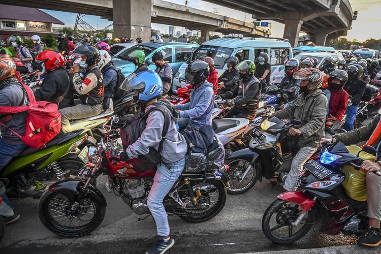 Pengendara sepeda motor memadati jalur mudik motor di jalan raya Kalimalang, Jakarta, Kamis (27/4/2022). Pada H-4 Lebaran 2022 jalan raya Kalimalang mulai dipadati pemudik yang akan menuju ke Jawa Tengah.